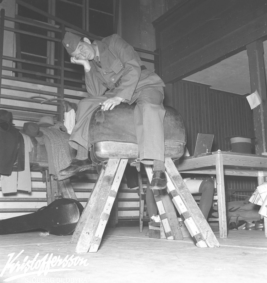 Sjobergbild's tweet photo. @Solsjo Tack! Det är ju så den heter. Kom för mitt liv inte på det när jag satt med bildtexten till den här bilden på Artur Rolén från 1942.
Plint!
#plint https://t.co/PP9UvwSBfv