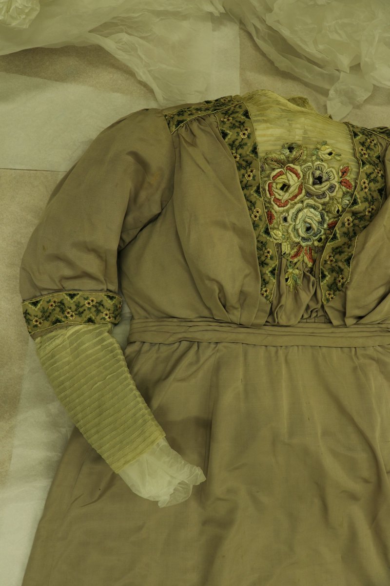 silkmuseummacc's tweet photo. For #TextileThursday we’re sharing this grey silk dress worn by Hannah Oldfield in 1908. Hannah was born in Macclesfield in 1860 to Samuel and Martha Wardle. She was also married to Albert Oldfield, who was Mayor of Macclesfield from 1907 to 1908. https://t.co/OMC86q8PEo