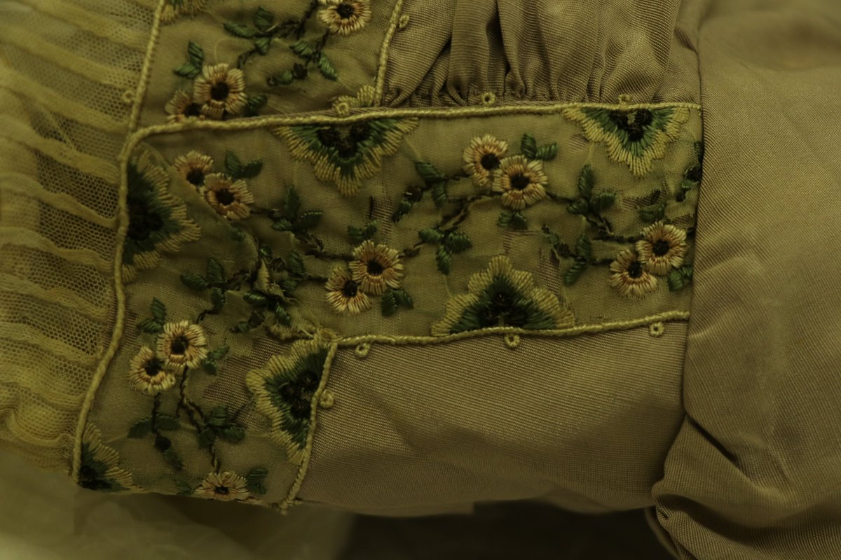 silkmuseummacc's tweet photo. For #TextileThursday we’re sharing this grey silk dress worn by Hannah Oldfield in 1908. Hannah was born in Macclesfield in 1860 to Samuel and Martha Wardle. She was also married to Albert Oldfield, who was Mayor of Macclesfield from 1907 to 1908. https://t.co/OMC86q8PEo