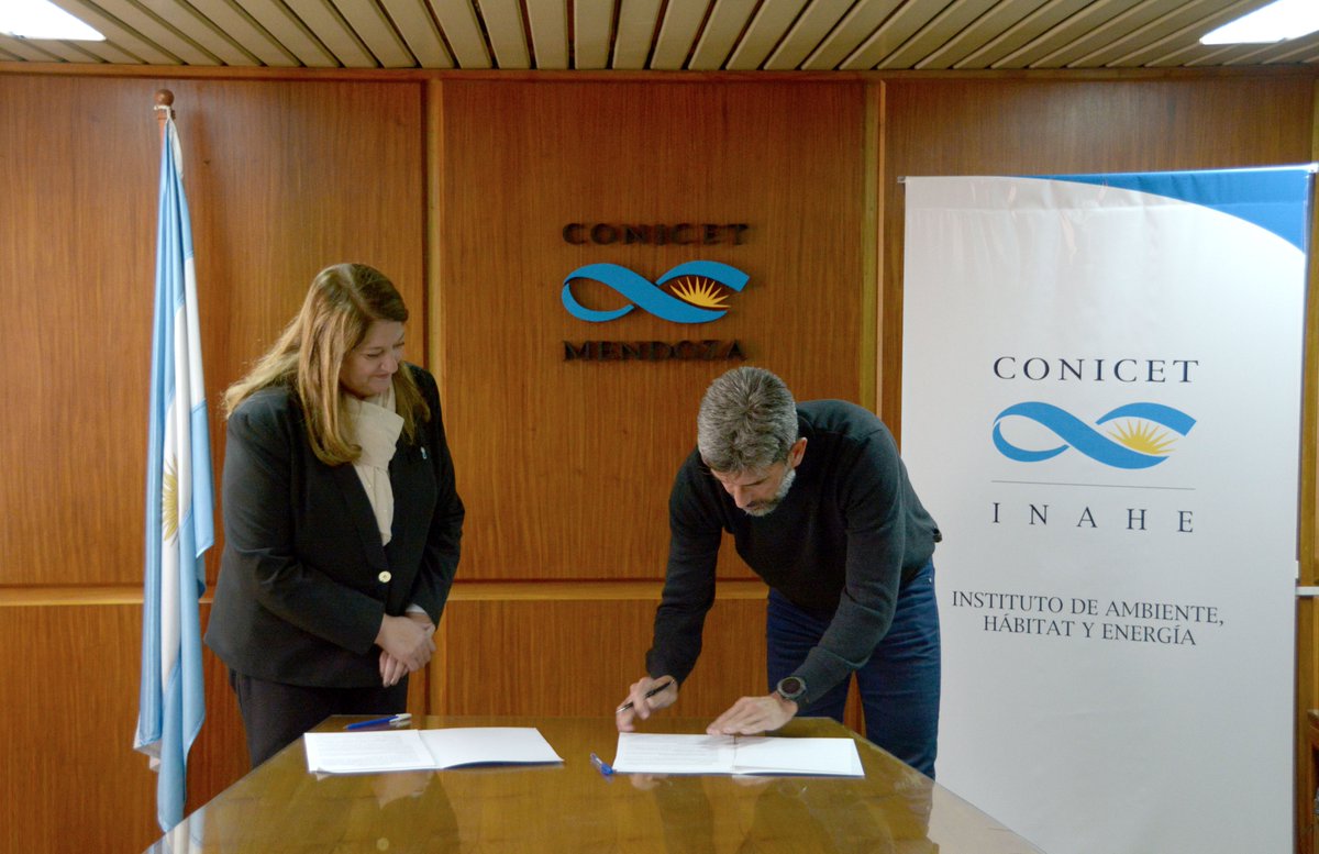 CONICETMendoza's tweet photo. El #CONICET y la @ciudaddemendoza firmaron un convenio para mejorar el desempeño energético ambiental de la ciudad.
El #INAHE será el encargado de llevar a cabo las actividades estipuladas.
https://t.co/qWhrpLsIQJ https://t.co/cpQyHjuIED