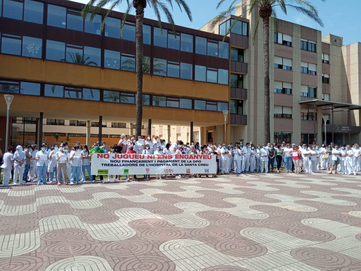 CCOOSanitatTRGN's tweet photo. Els i les professionals de l’Hospital de la Santa Creu de #Tortosa, Hospital Covid de referència del territori, ens hem tornat a manifestar per reclamar el 100% de les DPOs de 2021.
#VolemElQueEsNostre #ProuPrecarietat
@CCOOsanitat @ccoocatalunya @gencat @treballcat @salutcat https://t.co/41kJHwjfp1