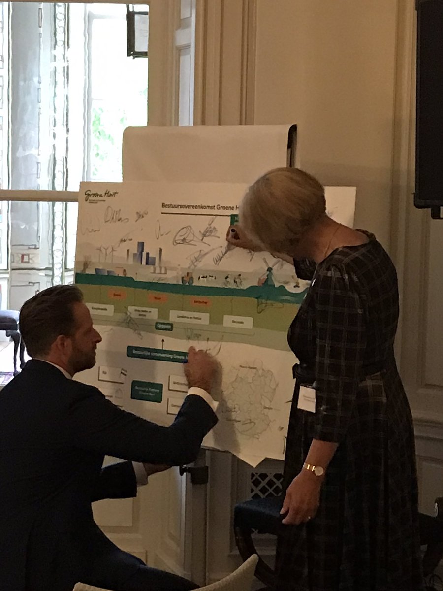 LeondeWit7's tweet photo. Vandaag namens Krimpenerwaard de handtekening gezet onder de bestuursovereenkomst Groene Hart. Met vier bestuurslagen samenwerken aan een mooie toekomst van het Groene Hart!
Ook minister Hugo de Jonge is aan boord ! https://t.co/FyMgjpH7HQ