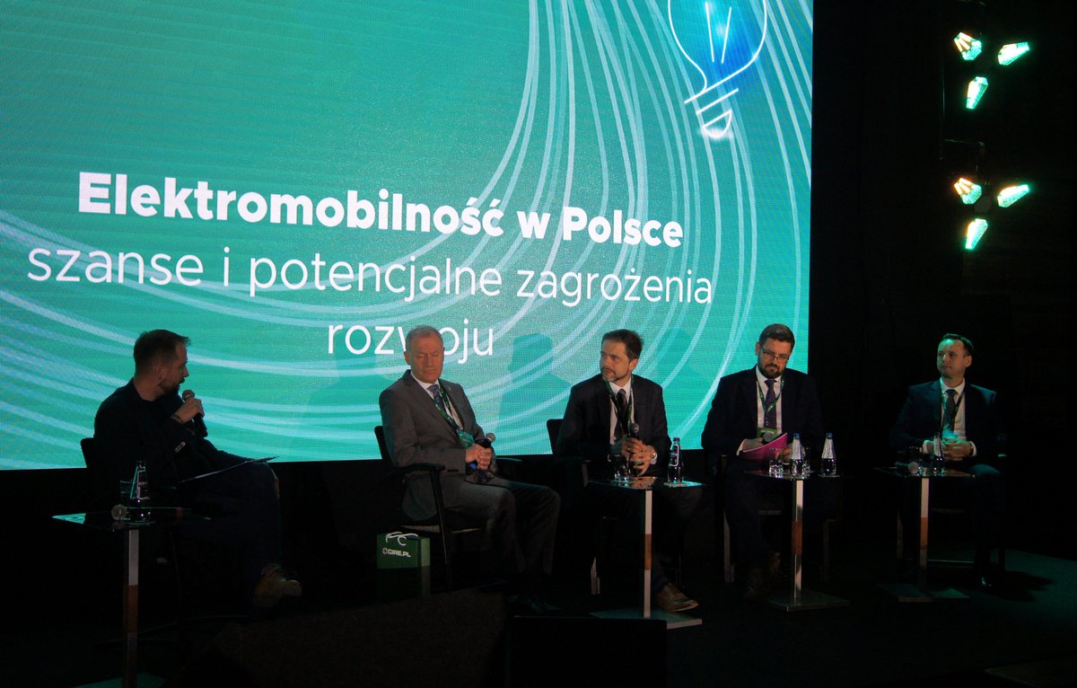 energetyce's tweet photo. Uczestnicy panelu dot. 🚗 elektromobilności ocenili obecny stan zaawansowania ww. branży w Polsce. Skupili się także na potencjalnych kierunkach rozwoju.

#konferencjaARE #energetyka #gospodarka #elektromobilność https://t.co/3Y0OCgooa5