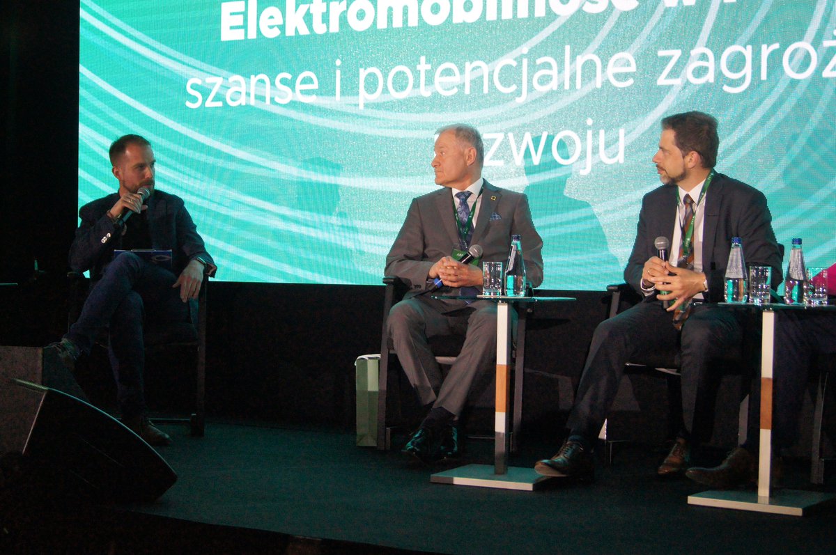 energetyce's tweet photo. Uczestnicy panelu dot. 🚗 elektromobilności ocenili obecny stan zaawansowania ww. branży w Polsce. Skupili się także na potencjalnych kierunkach rozwoju.

#konferencjaARE #energetyka #gospodarka #elektromobilność https://t.co/3Y0OCgooa5