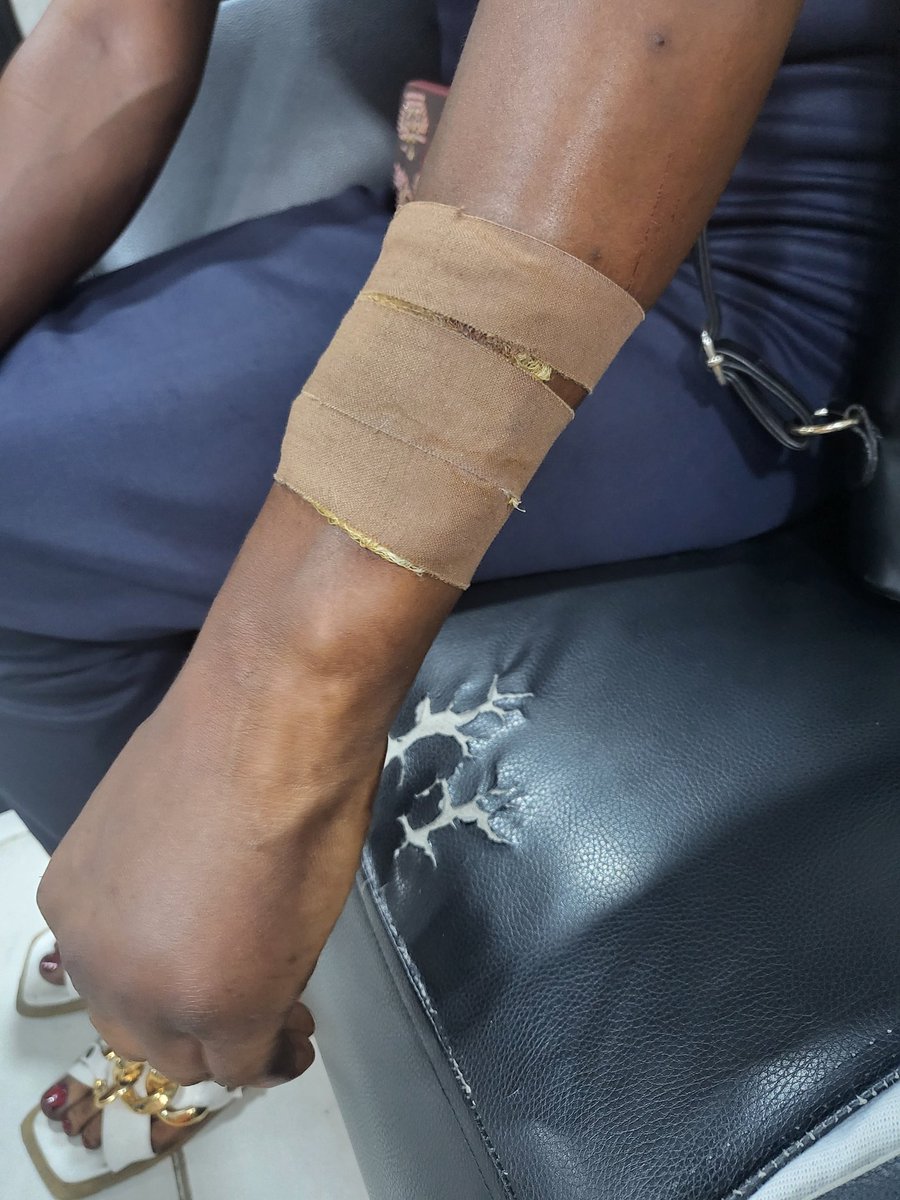 HenshawKate's tweet photo. UPDATE on the knife attack on my domestic staff yesterday..
A thread:
Today my staff &amp; I went to the Bar Beach police station on invitation of the DPO Taiwo Oyewale who wanted to know about the incident that occurred yesterday via my tweet. https://t.co/gmk0TL8DJy