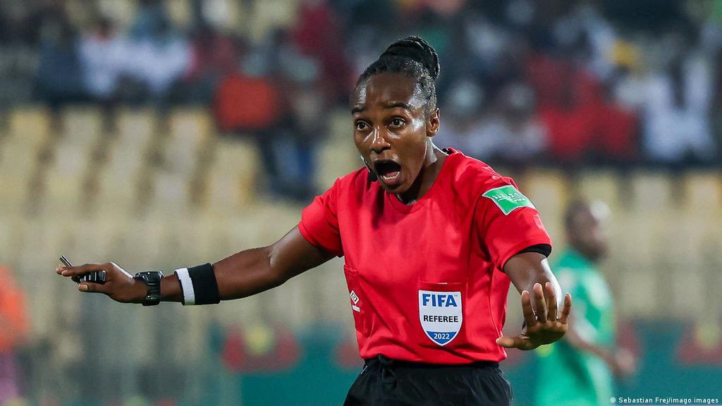 The 2022 Men’s World Cup in Qatar will see female referees for the first time in history. They’re only 3 and one of them is Rwanda’s Salima Mukansanga. 

She’s also the first female referee to officiate an AFCON match.

She is just 35. Has a degree in Nursing and Midwifery 👏👏👏