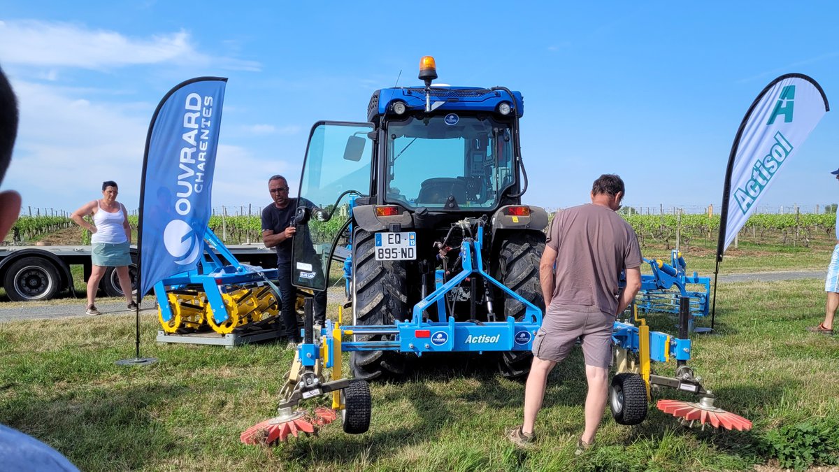 OcealiaGroupe's tweet photo. Du 11 au 13 mai, nos 70 adhérents viticulteurs membres des 6 groupes de progrès vigne ont pu participé aux premières animations proposées autour du travail du sol, axe fort de la transition agricole du vignoble et de notre démarche Sillon Responsable. 
👉https://t.co/ziJWuGPXJC https://t.co/lquNsn7Snj