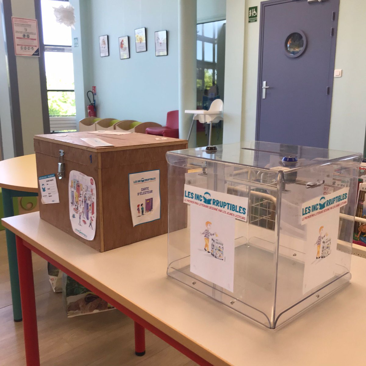 HavezMedias's tweet photo. C'est parti pour le vote des incos pour les 5e2 avec une classe du collège Rousseau et une classe de Senlis! De beaux échanges ont pu clore ce projet à la médiathèque Antoine Chanut de Creil @Cite_educ_Creil https://t.co/sTFd8FmcqR