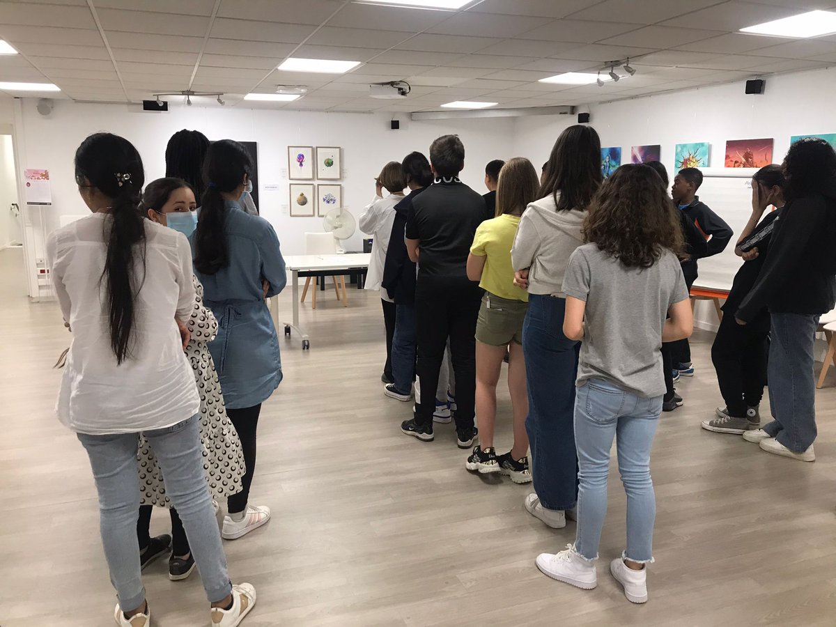 HavezMedias's tweet photo. C'est parti pour le vote des incos pour les 5e2 avec une classe du collège Rousseau et une classe de Senlis! De beaux échanges ont pu clore ce projet à la médiathèque Antoine Chanut de Creil @Cite_educ_Creil https://t.co/sTFd8FmcqR