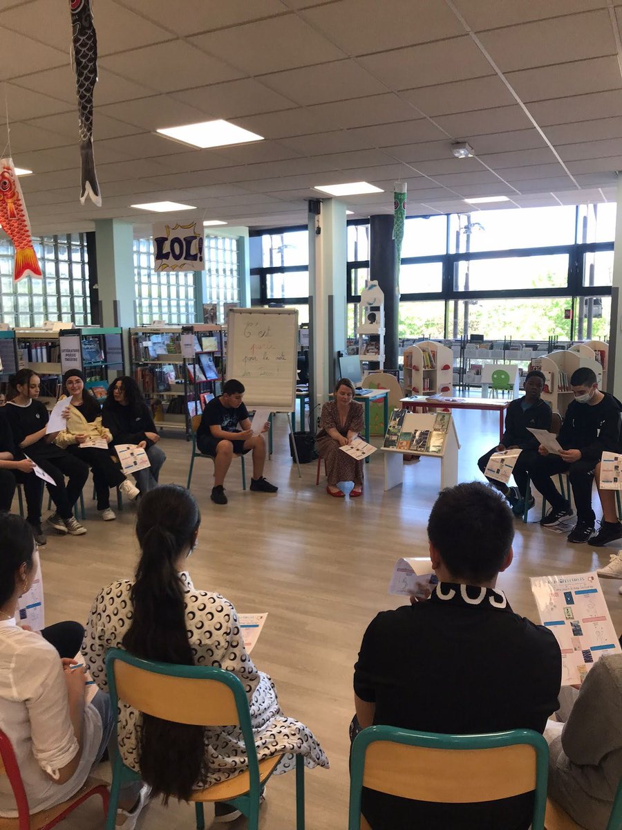 HavezMedias's tweet photo. C'est parti pour le vote des incos pour les 5e2 avec une classe du collège Rousseau et une classe de Senlis! De beaux échanges ont pu clore ce projet à la médiathèque Antoine Chanut de Creil @Cite_educ_Creil https://t.co/sTFd8FmcqR