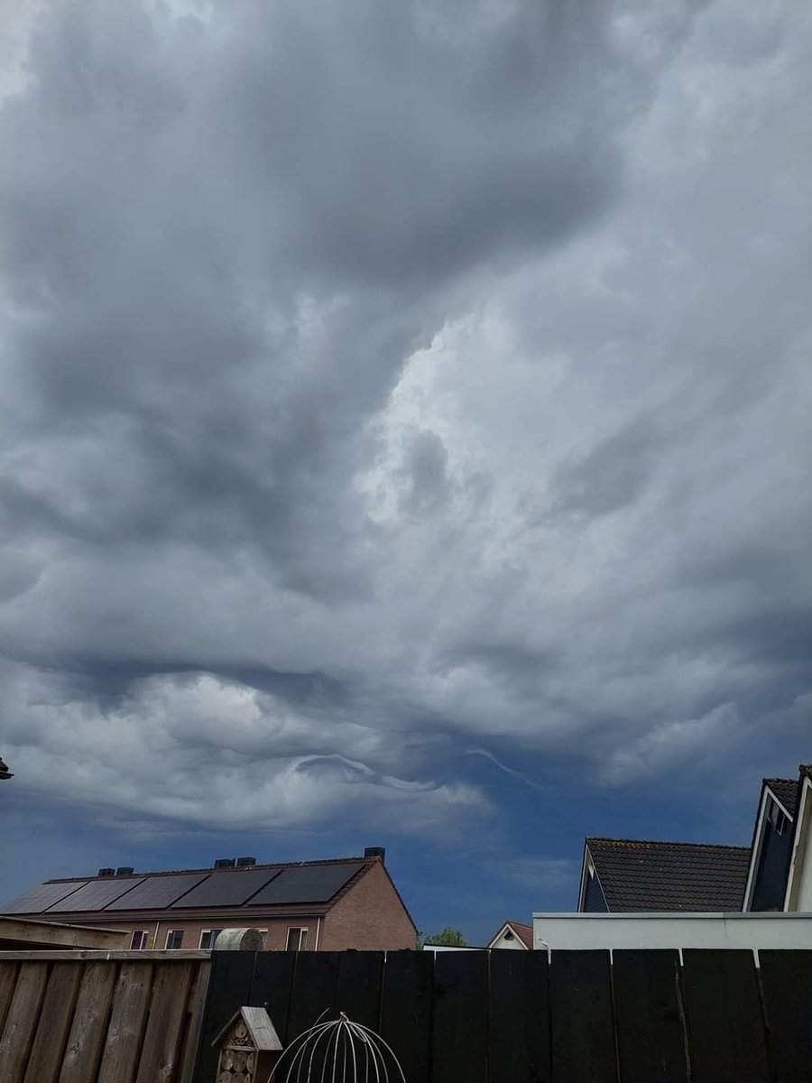 Het begint te spoken in het oosten van het land.  Het spook komt uit de wolken! <a href="/helgavanleur/">Helga van Leur ☀</a>  #albergen. Of toch het degradatiespook?