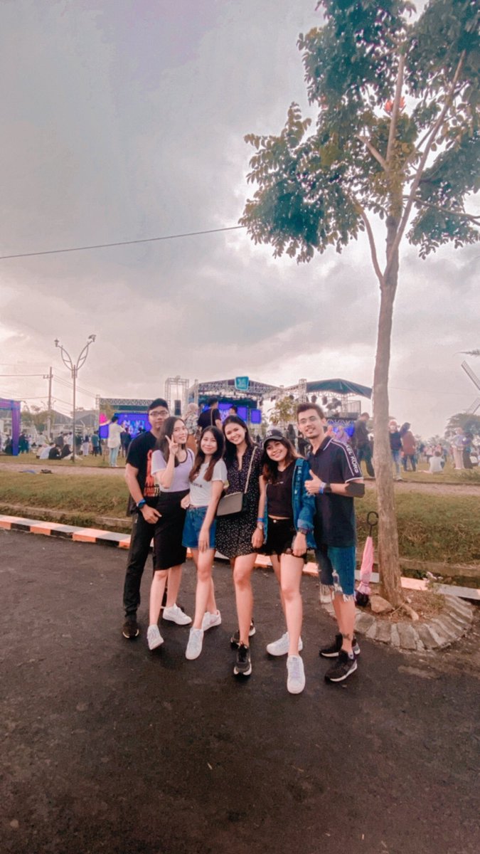 LadyHanna_'s tweet photo. Hai! Hello! Anyeong! 안녕 친구들! Aku happy bgt nih, di Indo udah mulai byk konser, kmrn aku abis nntn 2 festival musik, aku pgn kasi tips make up yg simple&amp;nyaman buat kalian yg akan nnton konser, buat yg bsok nnton NCT dream blh bgt simak, #easytoglow w/ @celefit_id https://t.co/mXfGNsEYlN