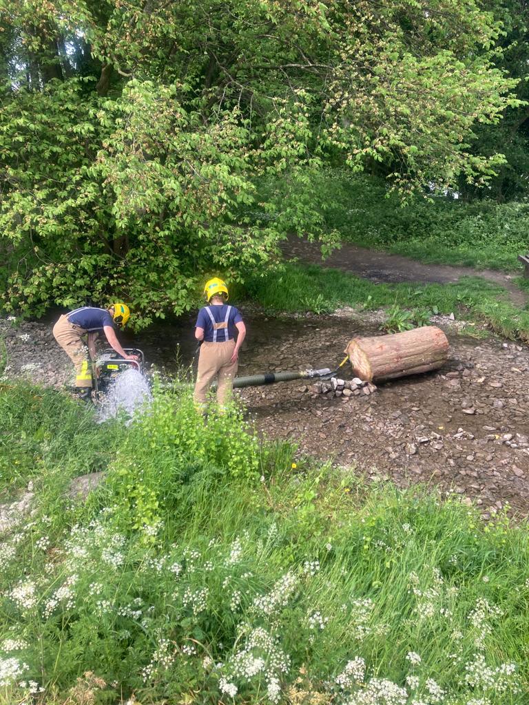 WMwright4062's tweet photo. Off Station training yesterday afternoon in the ☀️. Firefighters thinking outside the box to adapt and overcome pumping from a low level water source. 
👩‍🚒🤔📦👨‍🚒

#cumbriafire 
#wheretheresawilltheresaway https://t.co/ZH3RWDO5El