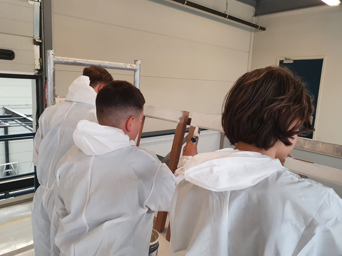 Vandaag vond de Westland On Stage Doe Dag plaats! vmbo leerlingen uit het Westland kwamen een kijkje nemen bij van der Valk Schilders en gingen aan de slag met een kwast en verf. Eind resultaat ziet er goed uit!
#WestlandOnStage #DoeDag #vmbo #schilder