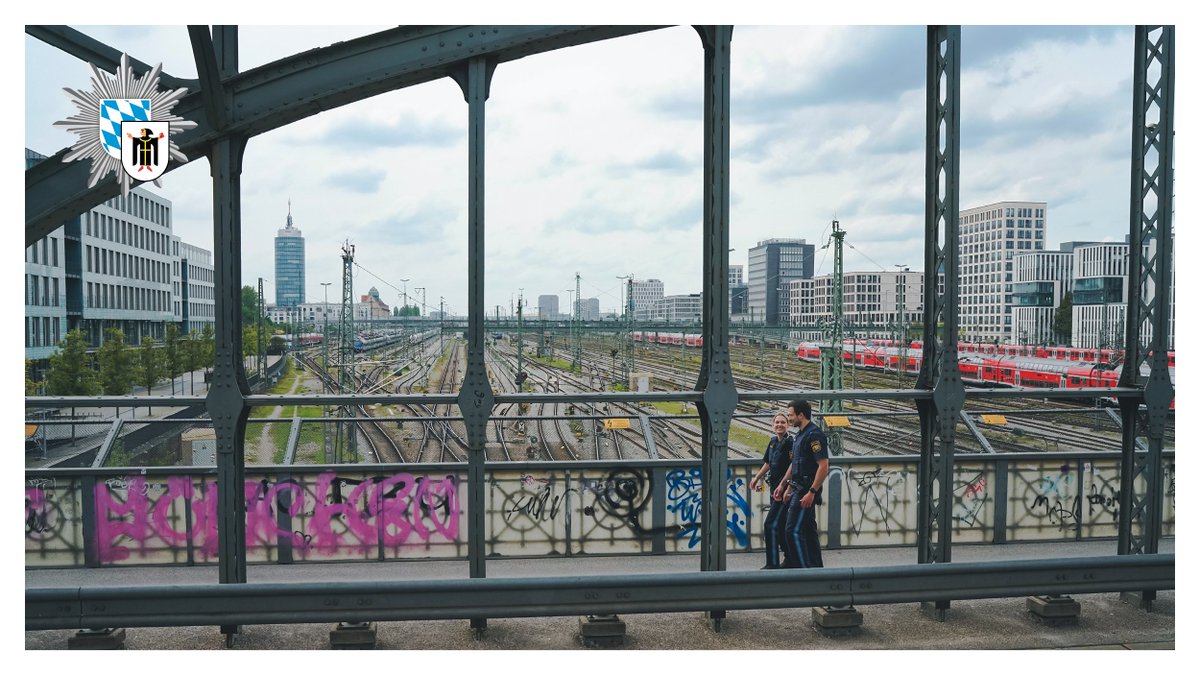 Zu sehen sind die Kollegin und der Kollege auf der Hackerbrücke, welche zum Dienstgebiet der PI 14 gehört. 
