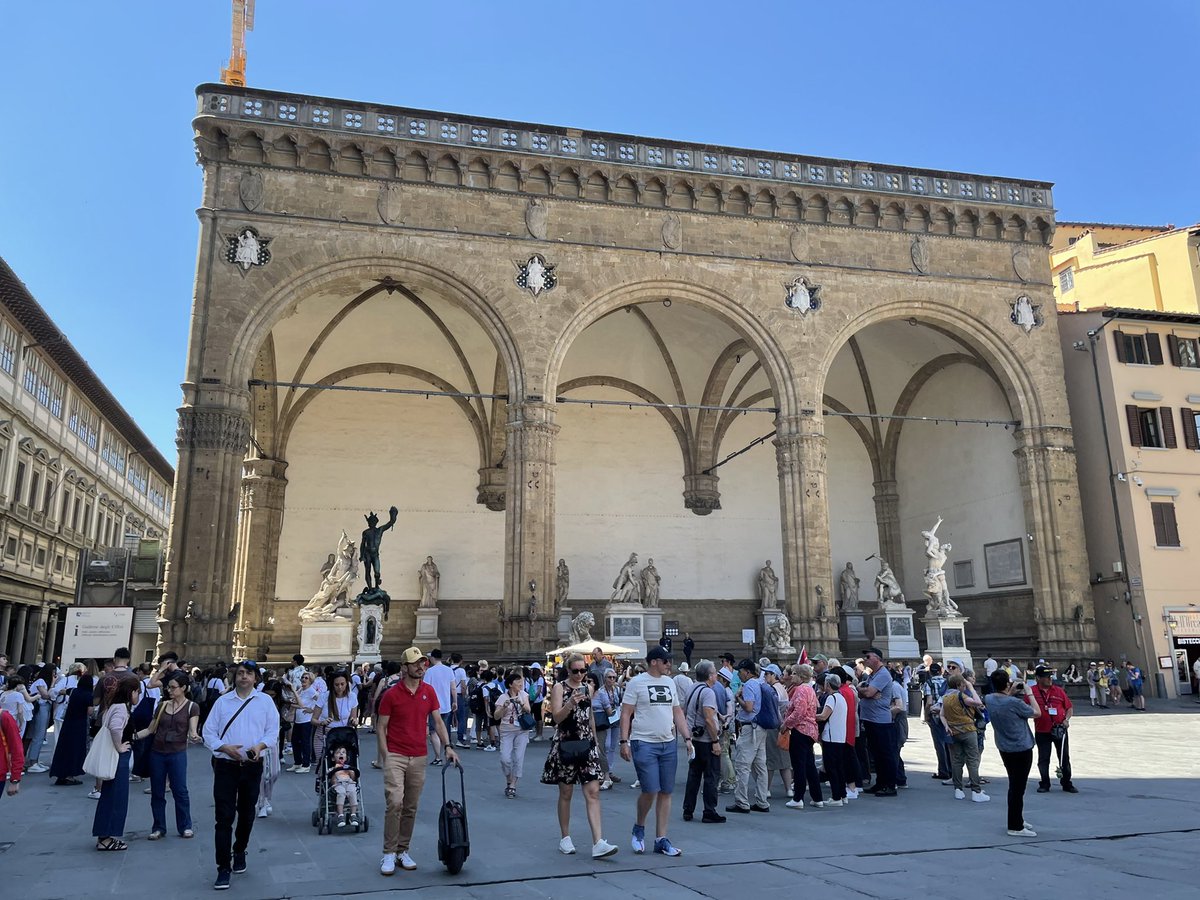 MunchPudding's tweet photo. @Vivek_personal Mum took a photo of some people Dolly! 🙀 #PostcardFromFlorence 🇮🇹 https://t.co/u4ug8s608c