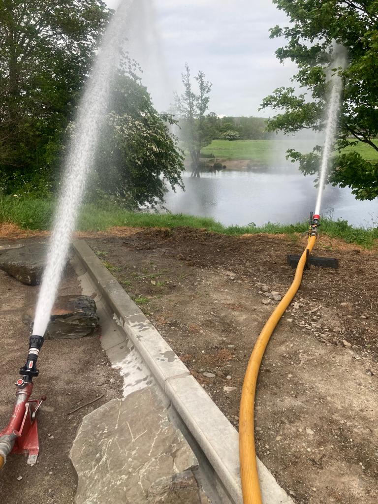 WMwright4062's tweet photo. Off Station training yesterday afternoon in the ☀️. Firefighters thinking outside the box to adapt and overcome pumping from a low level water source. 
👩‍🚒🤔📦👨‍🚒

#cumbriafire 
#wheretheresawilltheresaway https://t.co/ZH3RWDO5El
