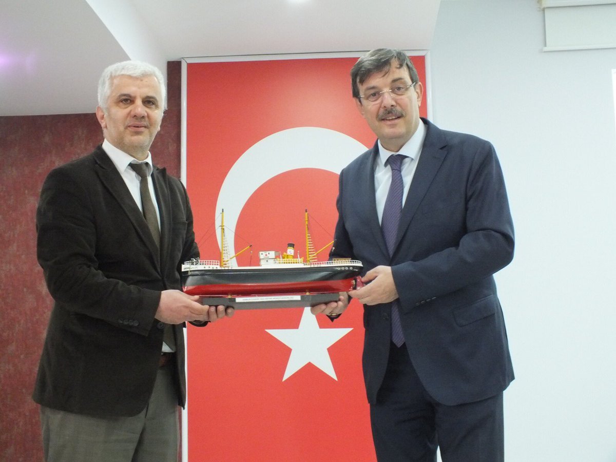Burası <a href="/ilkadimhem/">Samsun İlkadım Halk Eğitimi Merkezi</a> 

<a href="/mebhbogm/">MEB Hayat Boyu Öğrenme Genel Müdürlüğü</a> Sayın <a href="/sdulger43/">Sabahattin DÜLGER</a> Beye ziyaretleri anısına maket gemi yapımı kursumuzda üretilen Bandırma vapurunu kendilerine hediye ettik 
@gnkeklik <a href="/zulkifdagli/">Doç. Dr. Zülkif Dağlı</a> <a href="/sdulger43/">Sabahattin DÜLGER</a> <a href="/mebhbogm/">MEB Hayat Boyu Öğrenme Genel Müdürlüğü</a> <a href="/gokhanmurat1/">Murat YİĞİT</a> <a href="/zerersoy1/">özer ersoy</a>
