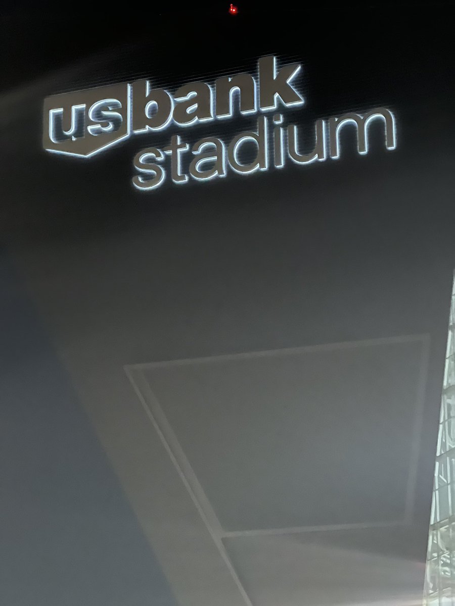 mrbrkfst's tweet photo. 2am MN @housekid tryin to hang out with the locals in front of the stadium, he said “I think there’s a group of degens up there” 🤣 https://t.co/HsaoHJ81Nc