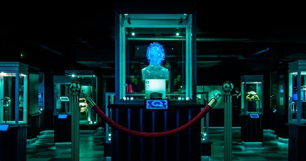 levmauc's tweet photo. BLACK MIRROR regresa a Netflix. En 2023 tendremos nuevos capítulos de la antología de Charlie Brooker que aseguran que mejorará a sus predecesoras, dándole un aspecto más cinematográfico con historias más crudas. https://t.co/iAp4ciVoM4