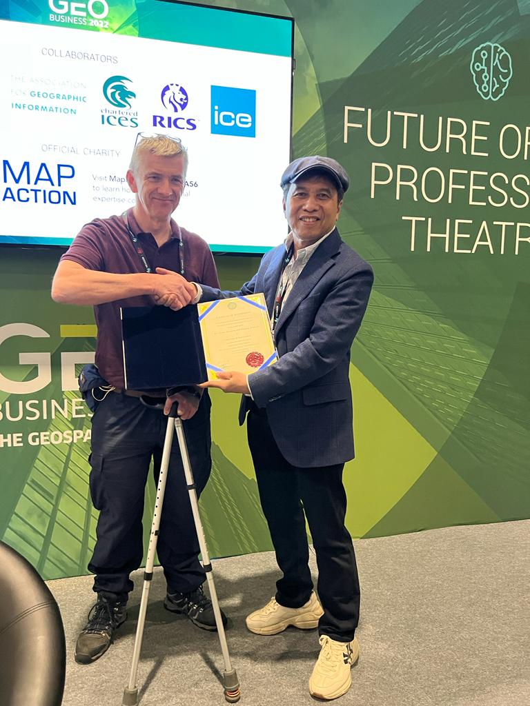 RLat001's tweet photo. Delighted to receive the certificate of accreditation from Malaysian Land Surveyors Board for their recent reaccreditation of @ACEatUEL Surveying and Mapping Sciences course. Inspiring two days at @GEOBusinessShow. Looking at the future of the profession. https://t.co/JXgmswkp5j