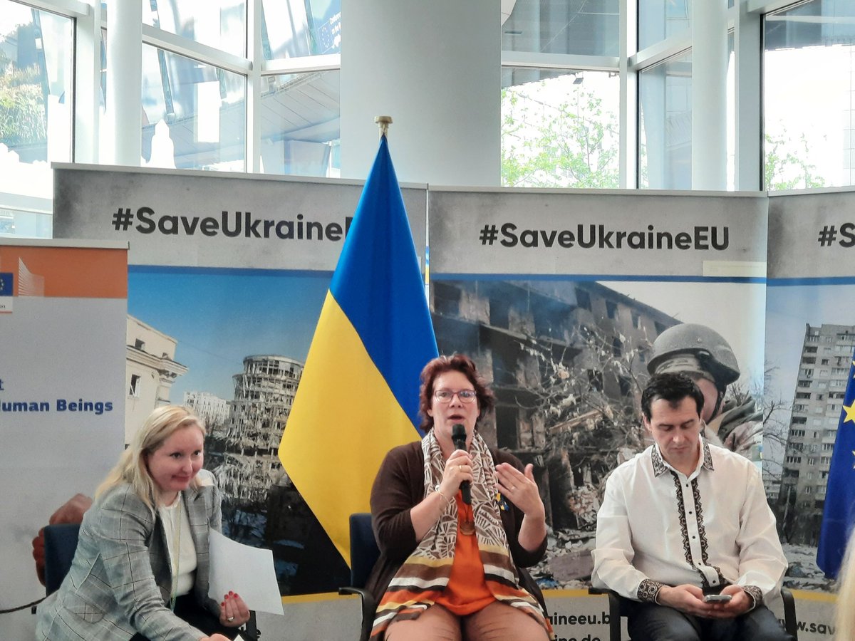 InclucitiesEU's tweet photo. 'EU Solidarity with Ukraine'  @EUHomeAffairs Deputy DG Beate Gminder explained key points of the Temporary Protection Directive. 
Natalia Melnyk, Chief coordinator @hub_ukrainian added:"From my personal experience I see that #TPD works. Thank you for that."
#StandWithUkraine️ https://t.co/CxYgDzLRCv