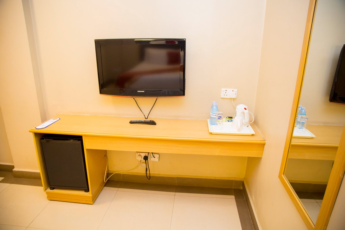 MetropoleHotel2's tweet photo. The  beusiness Deluxe is tailored for your comfort while handling business in town.
To book your stay with us please call us on +256312391000 /6 / 8 or whatsapp us on +256700444403.
we cant wait to have you .
#Metropole #Hotel #Business #Deluxe #Kampala #Comfort https://t.co/zOr14WSq6s
