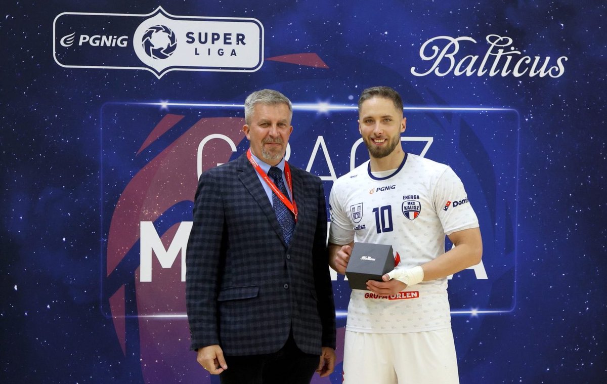ORLEN Superliga (@orlen_superliga) on Twitter photo Przy okazji spotkania <a href="/KPRGwardiaOpole/">COROTOP Gwardia Opole</a> - @MKShandball Kacper Adamski odebrał nagrodę dla Gracza Kwietnia 👏
Partnerem tytułu jest <a href="/balticuswatches/">balticuswatches</a> ⌚️ Przy okazji spotkania <a href="/KPRGwardiaOpole/">COROTOP Gwardia Opole</a> - @MKShandball Kacper Adamski odebrał nagrodę dla Gracza Kwietnia 👏
Partnerem tytułu jest <a href="/balticuswatches/">balticuswatches</a> ⌚️