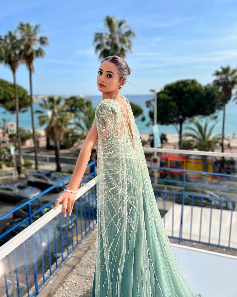 BollySpy's tweet photo. #HellyShah Slays As The Certified Red Carpet Darling At The #CannesFilmFestival! 

@OfficialHelly7 #Cannes2022 #CannesFilmFestival2022 #CannesXHellyShah https://t.co/ZyMkmI3T9c