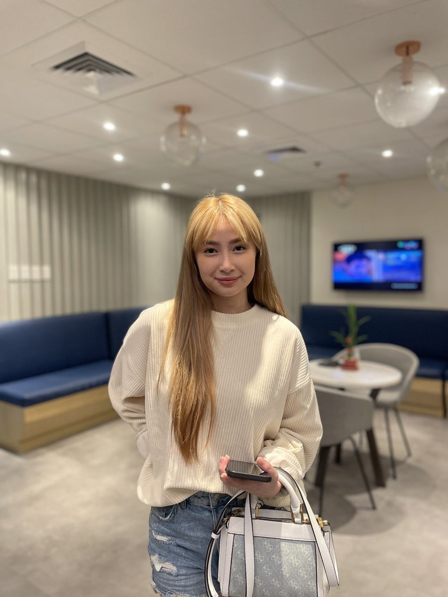 VivaArtists_'s tweet photo. LOOK: @iamyumigarcia at the VIVA HQ, nailing her new blonde hair ✨ So pretty! #VIVAVisitorOfTheDay https://t.co/wp9exTGep2