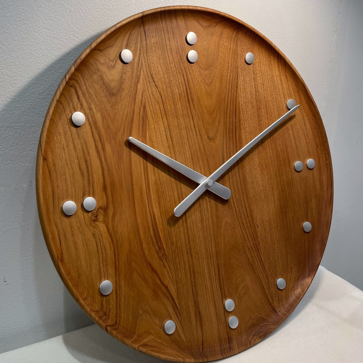 ndf_tenjin's tweet photo. 【再入荷】Finn Juhl Wall Clock

フィン・ユール クロックはニューヨークにある国連・信託統治理事会会議場のインテリアデザインとして制作された名作です。

今回、一年以上の歳月を経てごくわずかな数量限定の再入荷となりました。
 
#壁掛け時計 #アーキテクトメイド #architectmade #デンマーク https://t.co/rluiIhZfQT