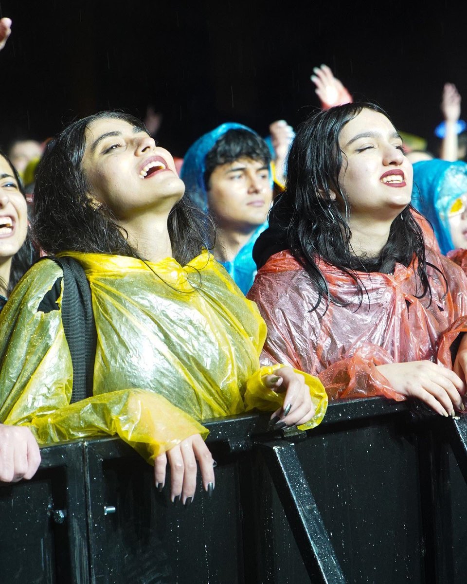 MEFuniversitesi's tweet photo. MEF’te dün akşam festival vardı. 🎤🎵🎤🎶Yağmurun altında MEFEST’de @canbonomo ‘nun müthiş konserinde gençler çok eğlendi. 💙 🌧🌜#MEFest #MEFliOlmak #MEF @ClubsMef @Mef_Konsey @mefest22 https://t.co/l2n1yX4Lib
