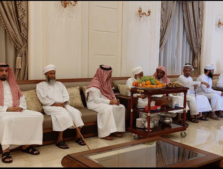 أستقبل سماحة مفتي عام السلطنة #الشيخ_أحمد_الخليلي <a href="/AhmedHAlKhalili/">أحمد بن حمد الخليلي</a> سفير خادم الحرمين الشريفين سعادة عبد الله بن سعود العنزي <a href="/alanazi203/">عبدالله بن سعود العنزي</a> والداعية سليمان بن عبد العزيز الجبيلان بمنزله في مسقط.