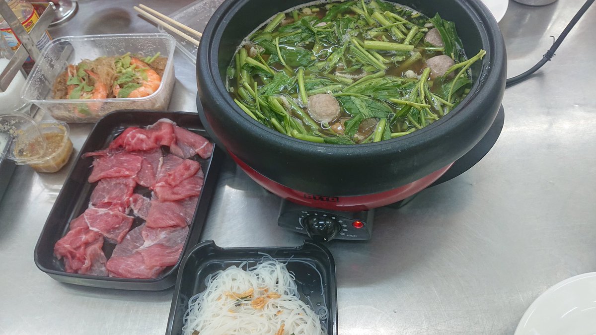 ohyoyx's tweet photo. นิทานเรื่องนี้สอนให้รู้ว่า อย่าสั่งอาหารตอนหิว
ใครจะช่วยกินเนี่ย https://t.co/CzuE09R5nf