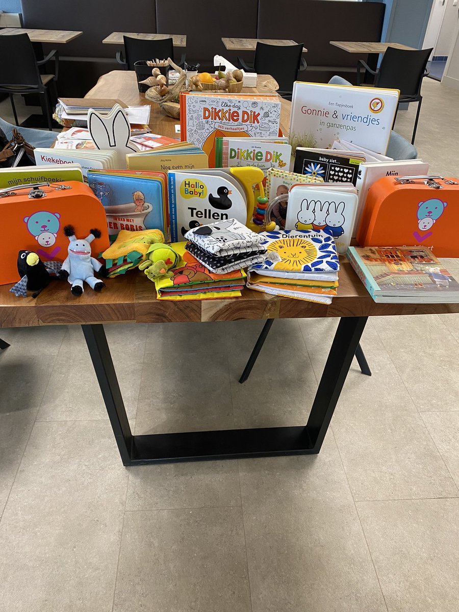 annet_dijk's tweet photo. Boekstart: heeft u vragen welke boekjes het beste zijn om mee te beginnen? Komt u langs bij de bibliotheek en wij helpen u! Kinderen van 0 tot 18 jaar zijn gratis lid! @BiebNoordVeluwe @BoekStart #consultatiebureau #Heerde https://t.co/9DiZXR7Eoe
