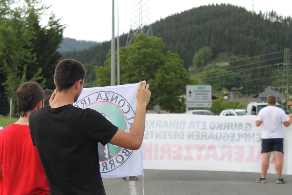 ErnaiUribeKosta's tweet photo. Atzo Uribe Kostatik Ormaiztegira joan ginen Alconzako 25 kaleratzeen errudun den Irizar seinalatzera.

Langileen aldarrikapenak eraman genituen bertara:
- kaleratuak haien lanpostuetara bueltatzea
- enplegu suntsiketa ekiditzeko Irizarrek plan industriala garatu dezala.

…👇🏼 https://t.co/ZJXl9FSl5k