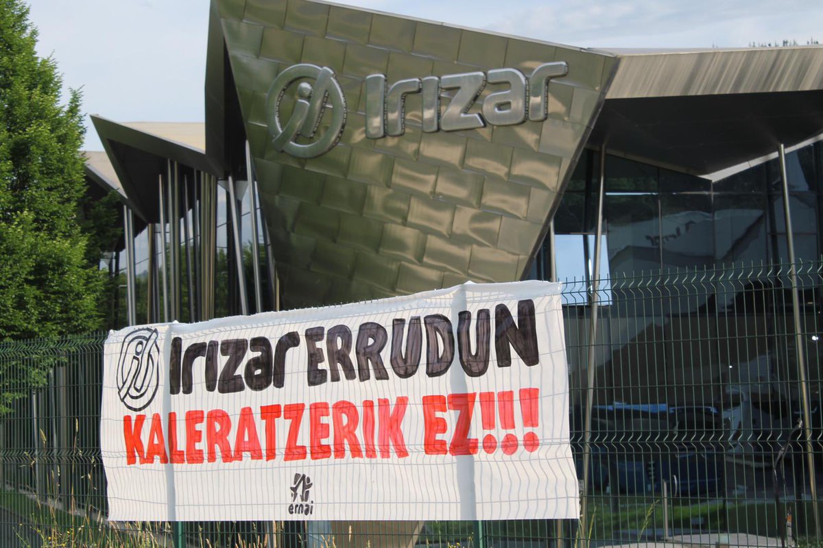 ErnaiUribeKosta's tweet photo. Atzo Uribe Kostatik Ormaiztegira joan ginen Alconzako 25 kaleratzeen errudun den Irizar seinalatzera.

Langileen aldarrikapenak eraman genituen bertara:
- kaleratuak haien lanpostuetara bueltatzea
- enplegu suntsiketa ekiditzeko Irizarrek plan industriala garatu dezala.

…👇🏼 https://t.co/ZJXl9FSl5k