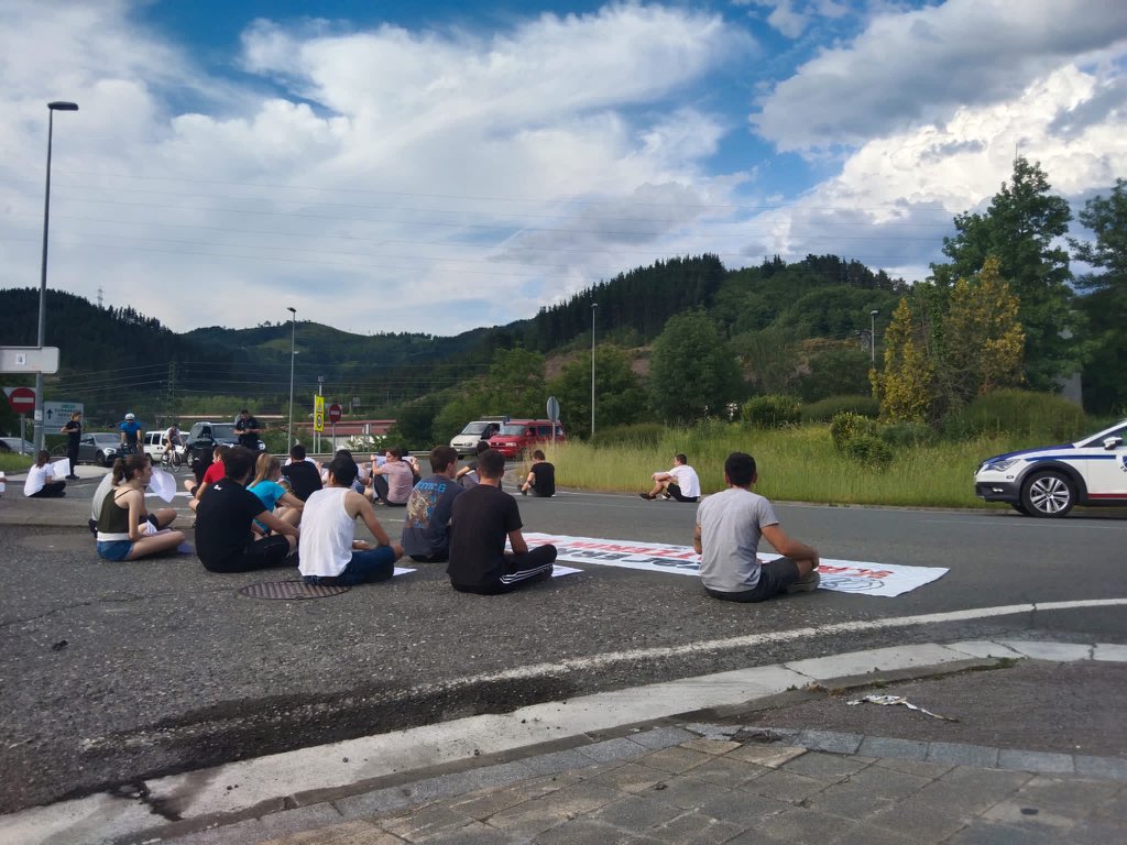 ErnaiUribeKosta's tweet photo. - Eusko Jaurlaritzaren inplikazioa.

Gure eskualdeko enpleguaren suntsiketaren aurrean gazteok borrokan jarraitzen dugu.

Enpleguaren defentsan eta bizitza duinen alde Uribe Kostako gazteok Alconzako langileekin borrokan!

BORROKAN JARRAITZEN DUGU. https://t.co/SLtBFXPlhl
