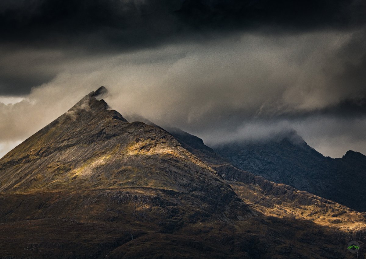 𝙎𝙩𝙤𝙧𝙢𝙮 𝙂𝙖𝙧𝙨-𝘽𝙝𝙚𝙞𝙣𝙣, 𝘾𝙪𝙞𝙡𝙡𝙞𝙣 𝙈𝙤𝙪𝙣𝙩𝙖𝙞𝙣𝙨, 𝙄𝙨𝙡𝙚 𝙤𝙛 𝙎𝙠𝙮𝙚

𝘐 𝘵𝘰𝘰𝘬 𝘢 𝘸𝘢𝘭𝘬 𝘢𝘭𝘰𝘯𝘨 𝘵𝘩𝘦 𝘴𝘪𝘥𝘦 𝘰𝘧 𝘓𝘰𝘤𝘩 𝘚𝘤𝘢𝘷𝘢𝘪𝘨 𝘧𝘳𝘰𝘮 𝘌𝘭𝘨𝘰𝘭 𝘶𝘱 𝘵𝘰𝘸𝘢𝘳𝘥𝘴 𝘊𝘢𝘮𝘢𝘴𝘶𝘯𝘢𝘳𝘺

#skye #scotland #gars-bheinn