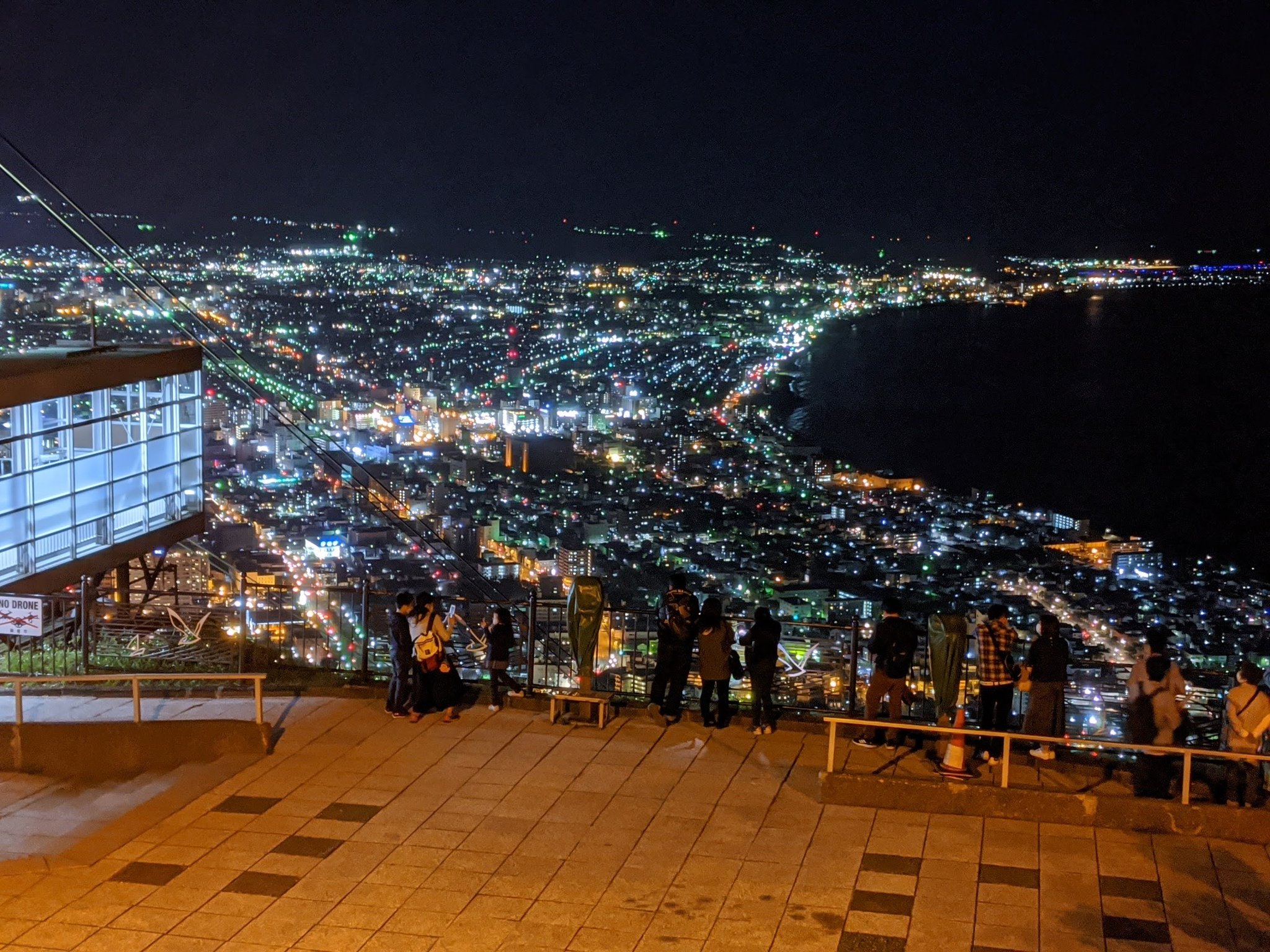 さわやん 今日もお疲れさまでした 夜景のまち 函館 ロープウェイ を降りたら 展望台がある右ではなく 左に行くと空いてます 函館山 夜景 9 北海道函館市にて T Co Guijv4sd2j Twitter