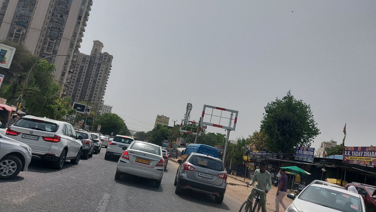 gsinglajourno's tweet photo. #Gurgaon #DLF4 #AravaliShriRamSchool के खिलाफ @gurgaonpolice @DC_Gurugram कार्यवाई नहीं करेंगे क्योंकि अवैध पार्किंग होने वाली गाड़ियों में @police_haryana #हरियाणासरकार की गाड़ियां खड़ी रहती हैं। स्कूल प्रबंधन के आगे प्रशासन पानी भरता है।
@mlkhattar @DGPHaryana @nishantyadavIAS https://t.co/7dF0xlG7YB