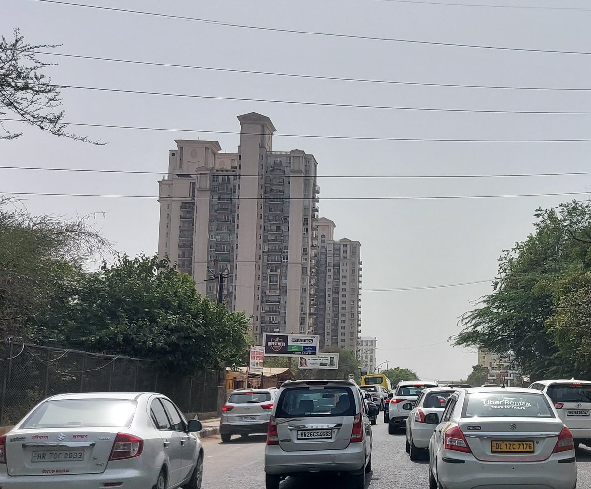 gsinglajourno's tweet photo. #Gurgaon #DLF4 #AravaliShriRamSchool के खिलाफ @gurgaonpolice @DC_Gurugram कार्यवाई नहीं करेंगे क्योंकि अवैध पार्किंग होने वाली गाड़ियों में @police_haryana #हरियाणासरकार की गाड़ियां खड़ी रहती हैं। स्कूल प्रबंधन के आगे प्रशासन पानी भरता है।
@mlkhattar @DGPHaryana @nishantyadavIAS https://t.co/7dF0xlG7YB