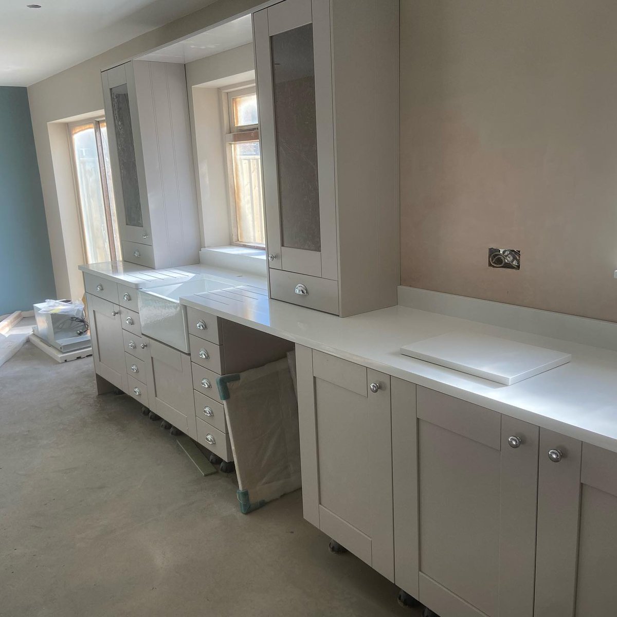 CJStonemasonry's tweet photo. Fitted recently to this @DIY_Kitchens, our @CaesarstoneUK Snow quartz gives a very crisp clean look. 
https://t.co/sDQFR05pdf
#diykitchens #caesarstoneuk #allourownwork #choppingboard #granddesigns https://t.co/EpiTuv5n4d