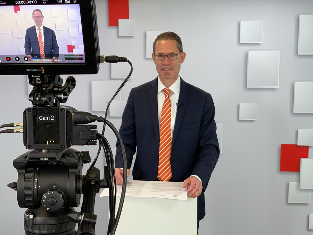 DekaBank's tweet photo. „Im vergangenen Jahr hat die @DeutscheBank in vielerlei Hinsicht gepunktet. Die Bank fokussiert sich wieder auf ihre Stärken“, sagt Andreas Thomae, Portfolio Manager bei Deka Investment, in der Live-Schalte auf der heutigen #Hauptversammlung. #dbHV https://t.co/6e2ZT69nPM