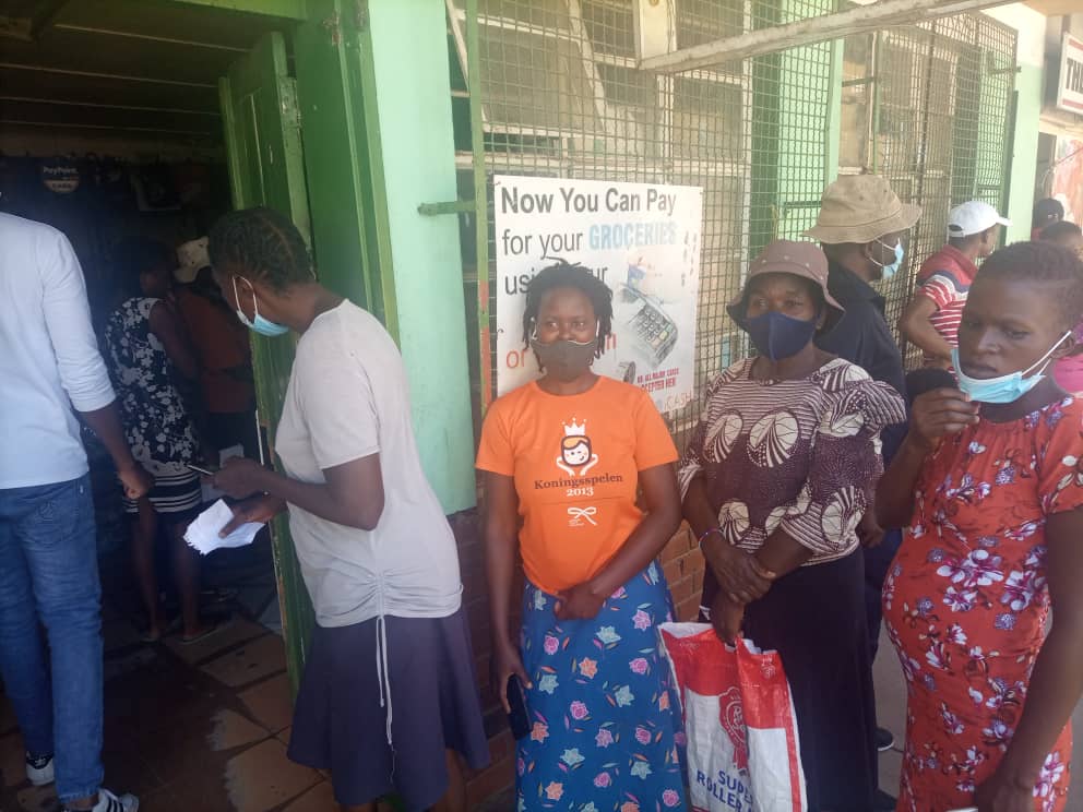 zimbocash's tweet photo. Many are queuing at the store to buy goods for ZASH. https://t.co/S1K5YsjWQt