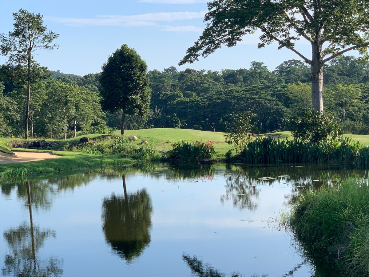 ให้ทุกวันเป็นวันที่ดี ด้วยเกมกอล์ฟบนสนามท่ามกลางธรรมชาติที่ชาเทรียม กอล์ฟ รีสอร์ท สอยดาว จันทบุรี

Our perfectly manicured greens at the Chatrium Golf Resort Soi Dao will “putt” you in a good mood.