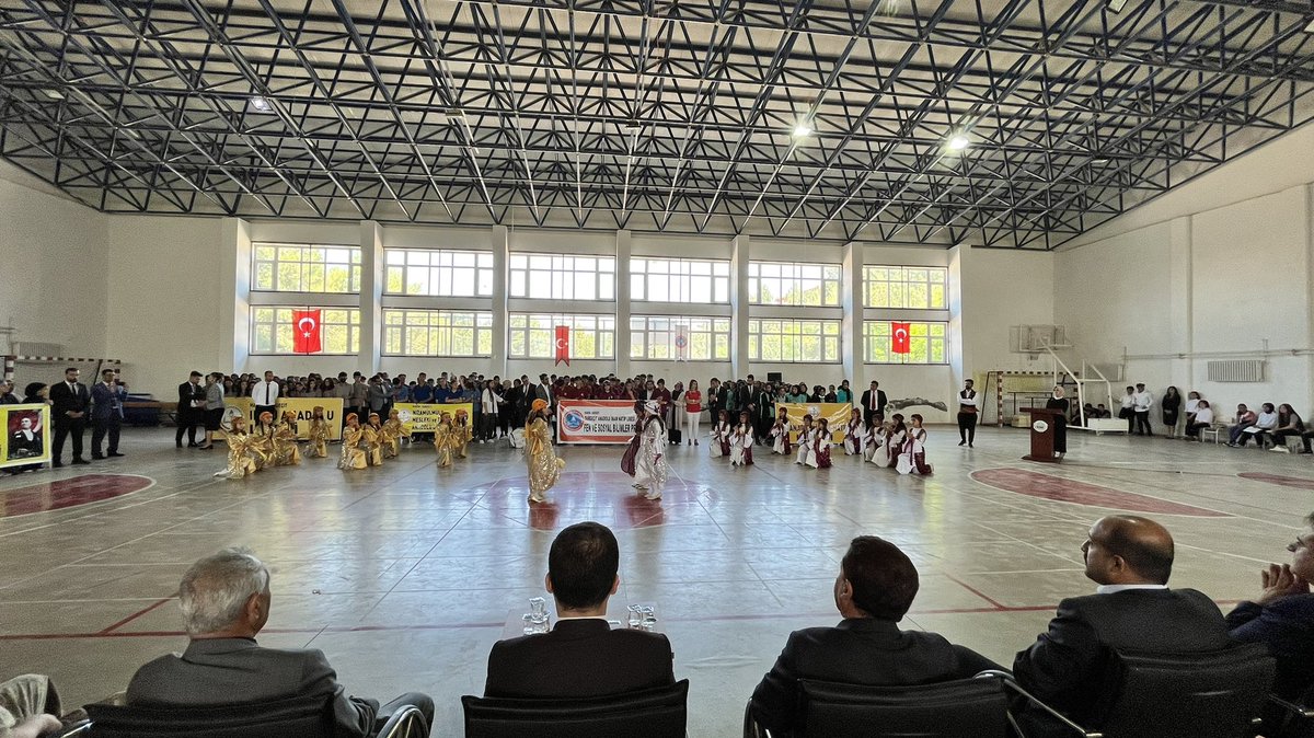Dargecit_MEM's tweet photo. 19 Mayıs Atatürk’ü Anma Gençlik ve Spor Bayramı kutlamalarında en büyük ilgiyi Sakarya İlkokulu Halk Oyunları Ekibi gördü. Tören sonrası öğretmen ve öğrencilerin yoğun isteği üzerine hep beraber halay çektiler.
@mardinilmem 
@Murat69_Demir 
@OzbayOmer 
@klcengiz https://t.co/lKjy2bPmEU