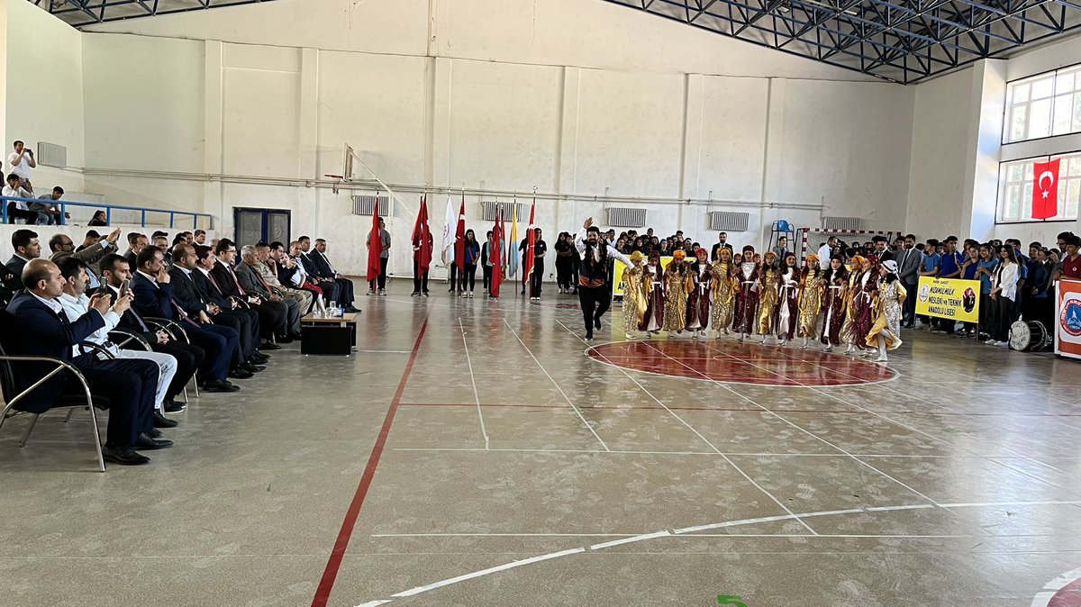 Dargecit_MEM's tweet photo. 19 Mayıs Atatürk’ü Anma Gençlik ve Spor Bayramı kutlamalarında en büyük ilgiyi Sakarya İlkokulu Halk Oyunları Ekibi gördü. Tören sonrası öğretmen ve öğrencilerin yoğun isteği üzerine hep beraber halay çektiler.
@mardinilmem 
@Murat69_Demir 
@OzbayOmer 
@klcengiz https://t.co/lKjy2bPmEU