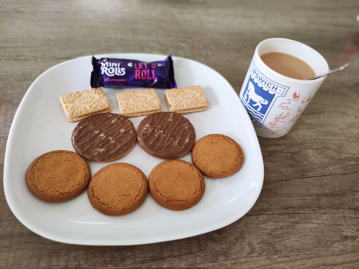 tafkawac's tweet photo. Working on the ideal formation. Today it's 4-2-3-1. Not sure about the big lad up front.

#itfc 
#miniroll #gingernuts #digestive #custardcreams https://t.co/b2theFuKwA