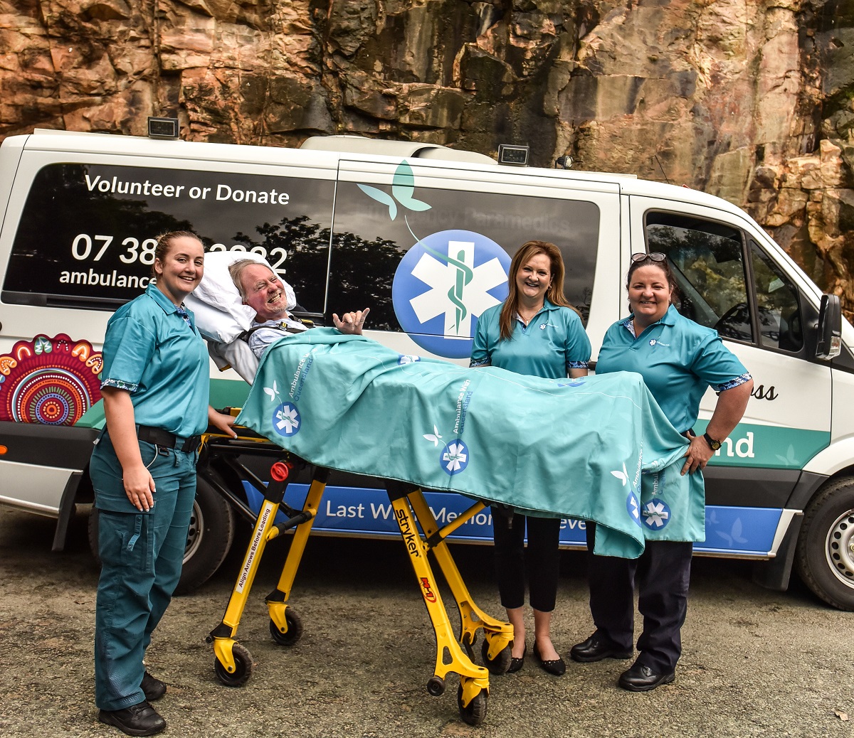 Another Ambulance Wish fulfilled. Peter’s Wish was to spend time with family at Kangaroo Point Cliffs. ow.ly/cZtL50JbSH6

Thanks @MetSthHealth Community Palliative Care for partnering with us for this wish, and <a href="/qldhealth/">Queensland Health</a> &amp; <a href="/QldAmbulance/">Queensland Ambulance</a> for ongoing support.